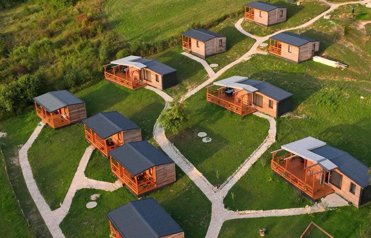 Drvene kucice Outdoor Resorta Pecka na zelenoj padini