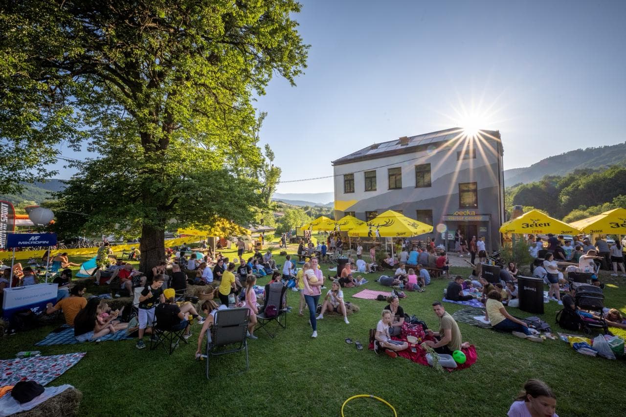 Posjetioci Pecka Outdoor Festivala okupljeni ispred Visitor centra Pecka tokom sunčanog dana