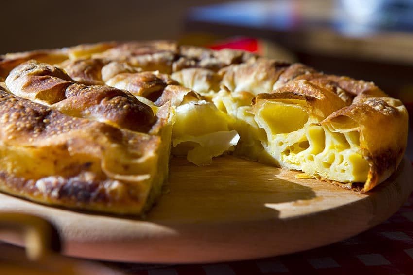 Presječena domaća pita na drvenoj dasci
