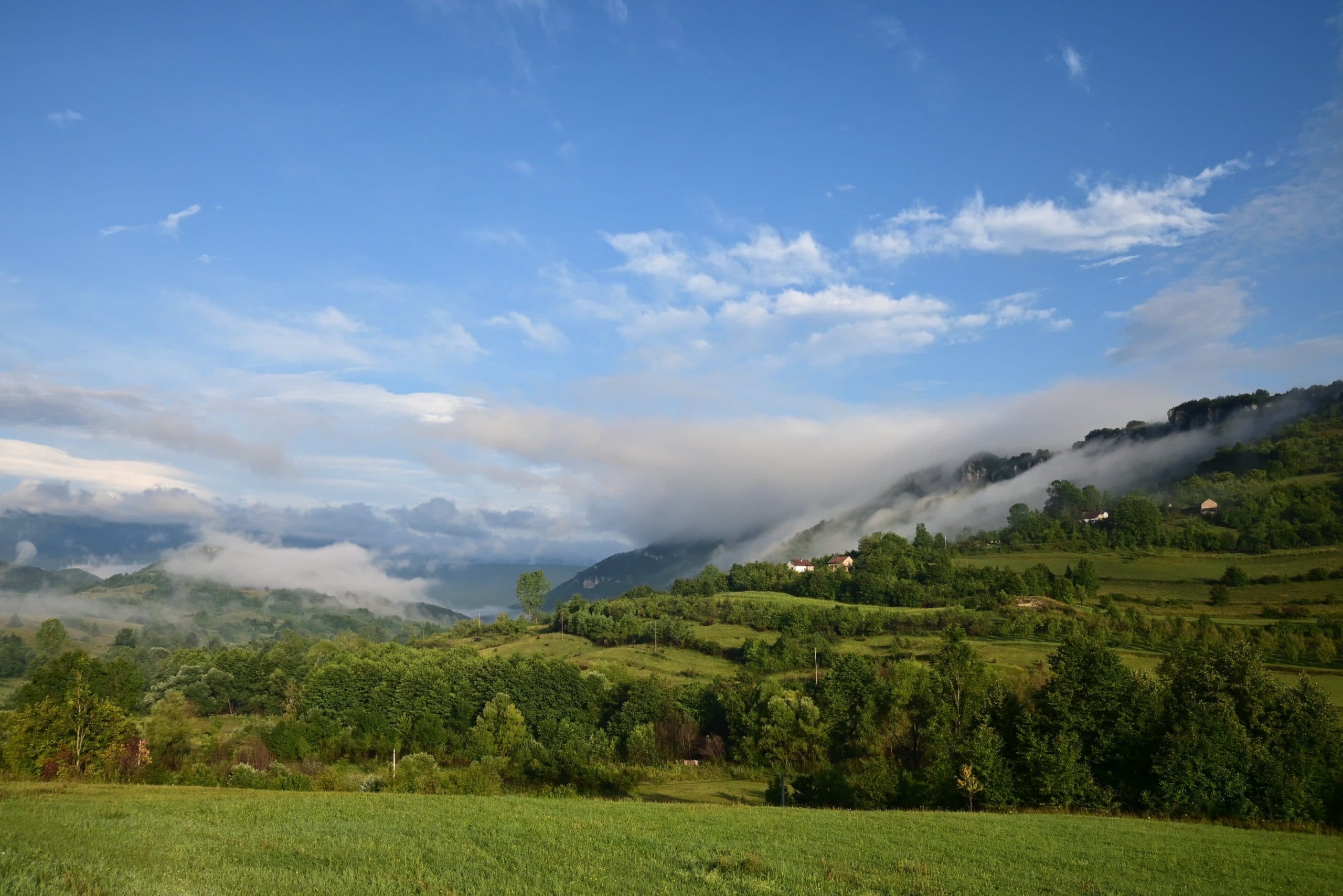 Dolina Pecke iz vazduha, livade i šume u jutarnjoj izmaglici