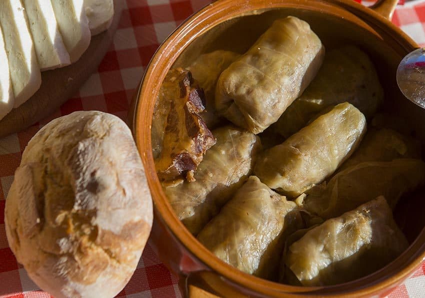 Sarma u zemljanoj posudi, uz domaći hljeb i sir