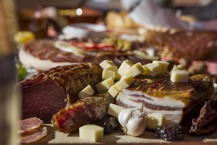 Domaće suho meso, slanina, kobasica i kocke sira
