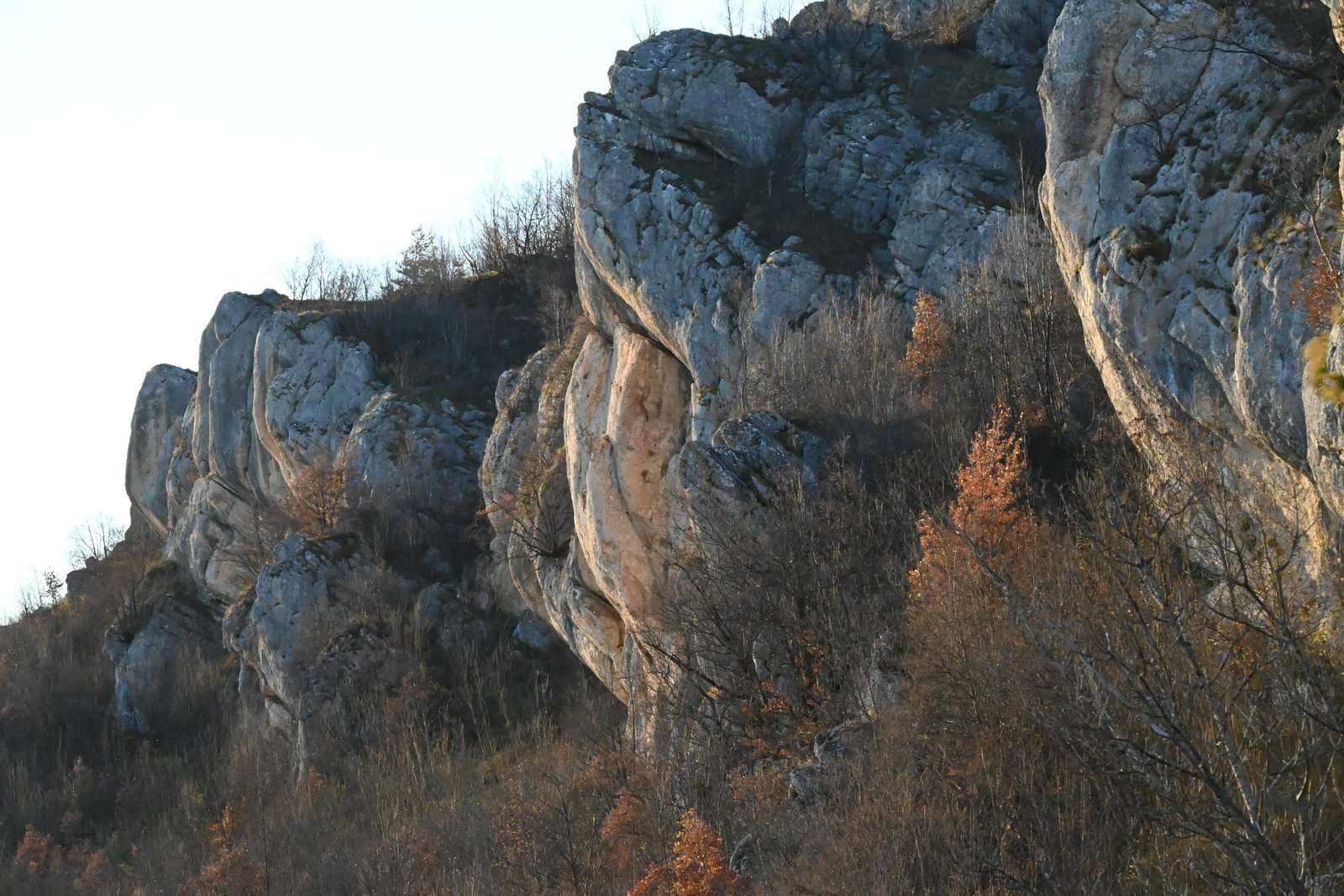 Krečnjačke litice iznad Pecke